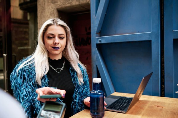 Quali sono i vantaggi dell'adozione di sistemi di pagamento contactless nei piccoli negozi al dettaglio?