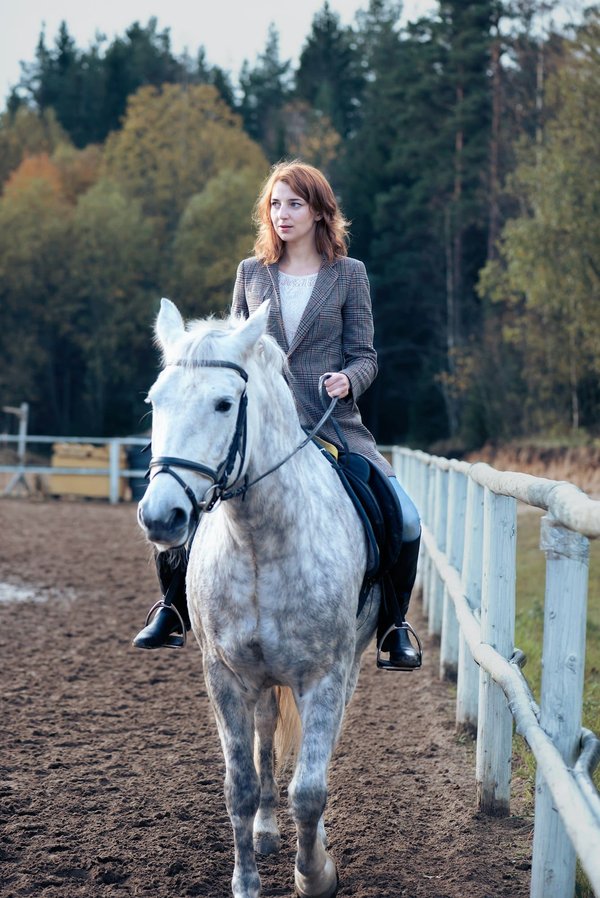 Come abbinare una giacca di tweed per un look femminile primaverile?